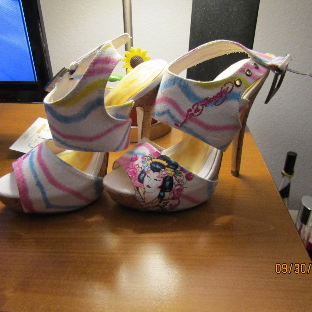 Ed Hardy Size 5 heels